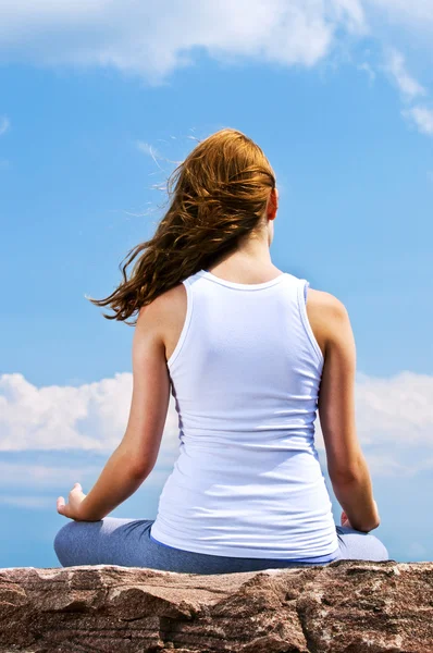 Retrato Una Joven Adolescente Practicando Yoga Afuera — Foto de Stock