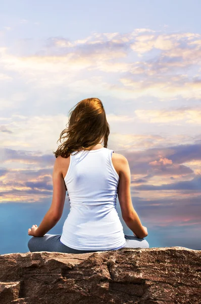 Portrait Young Teenage Girl Practicing Yoga Sunset — Stock Photo, Image