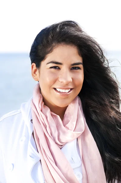Портрет Красиві Усміхнений Американських Індіанців Дівчинка — стокове фото