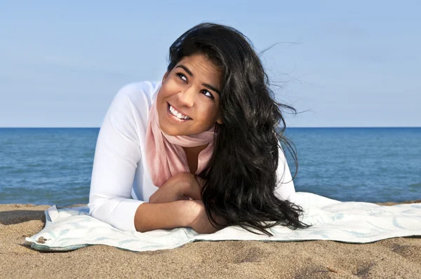 美洲原住民名的年轻女子，在海滩 — 图库照片