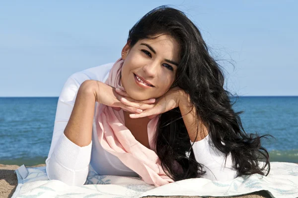 Πορτρέτο Του Όμορφη Χαμογελαστό Κορίτσι Αυτόχθονα Αμερικάνικες Τοποθέτηση Στην Παραλία — Φωτογραφία Αρχείου