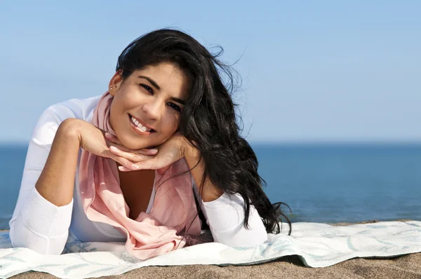 Jonge Indiaanse vrouw op strand — Stockfoto