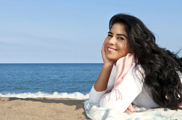 Портрет Красиві Усміхнений Американських Індіанців Дівчинка Прокладки Пляжі — стокове фото