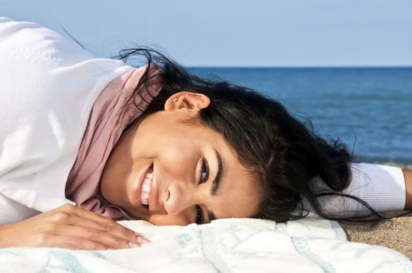 Porträt Eines Schönen Lächelnden Amerikanischen Mädchens Das Strand Liegt — Stockfoto