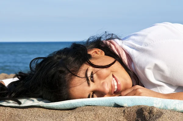 Молодая американка на пляже — стоковое фото