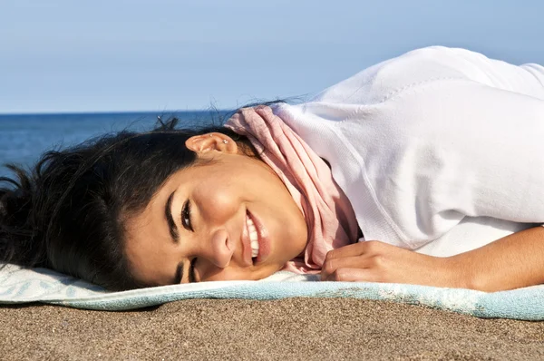 美丽微笑的美洲原住民女孩躺在海滩上的肖像 — 图库照片