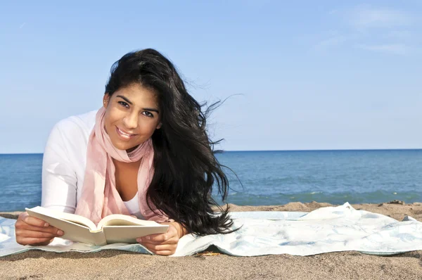 Junge indianische Frau liest — Stockfoto