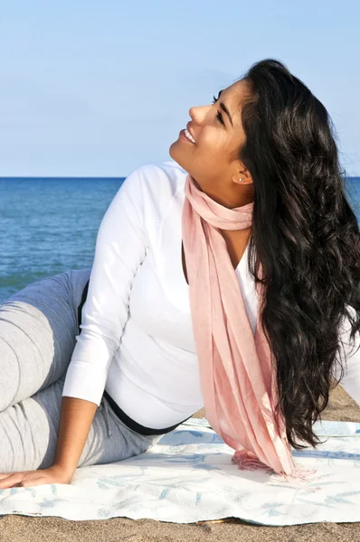Retrato Hermosa Chica Nativa Americana Sonriente Sentada Playa — Foto de Stock