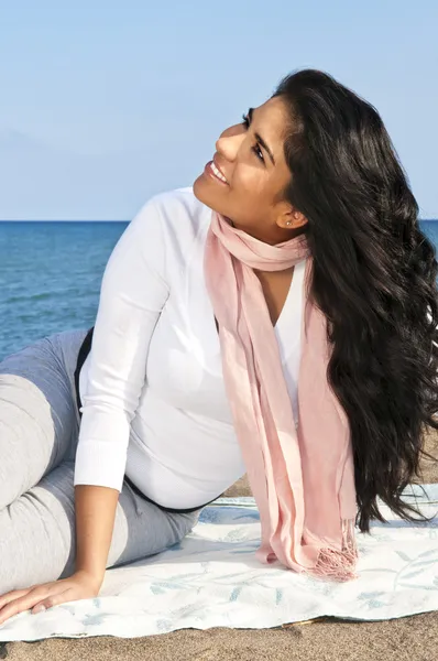 Jonge Indiaanse vrouw op strand — Stockfoto