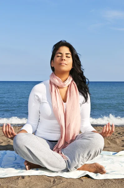 Ung indianska kvinna mediterar — Stockfoto