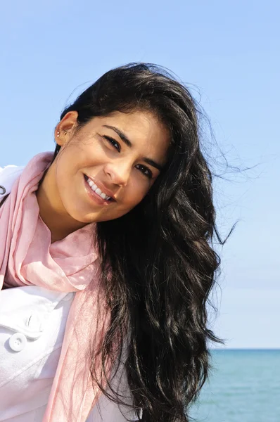 Retrato Hermosa Chica Morena Sonriente Playa Siendo Juguetón — Foto de Stock