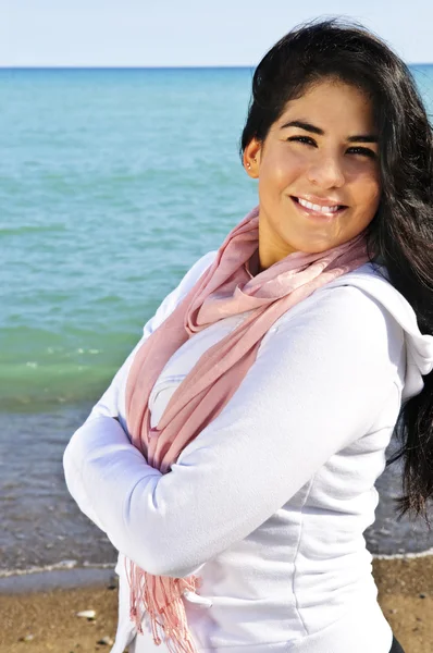Gyönyörű fiatal nő strandon — Stock Fotó