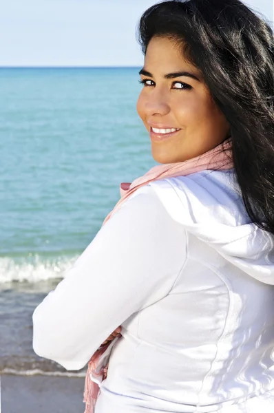Portret Pięknej Uśmiechający Się Brunetka Dziewczyna Plaży Patrząc Jej Ramieniu — Zdjęcie stockowe