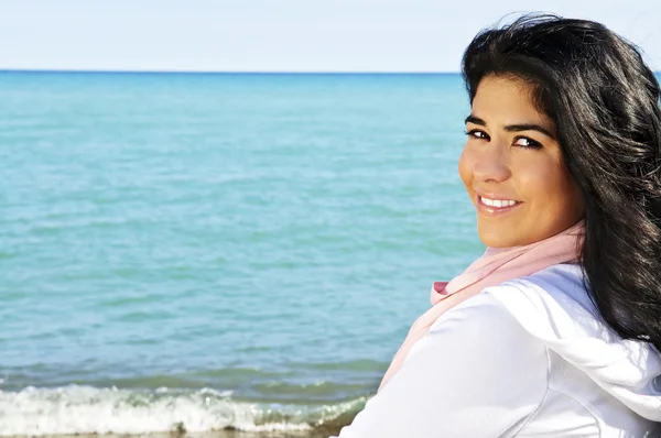Retrato Una Hermosa Morena Sonriente Playa Mirando Por Encima Hombro —  Fotos de Stock