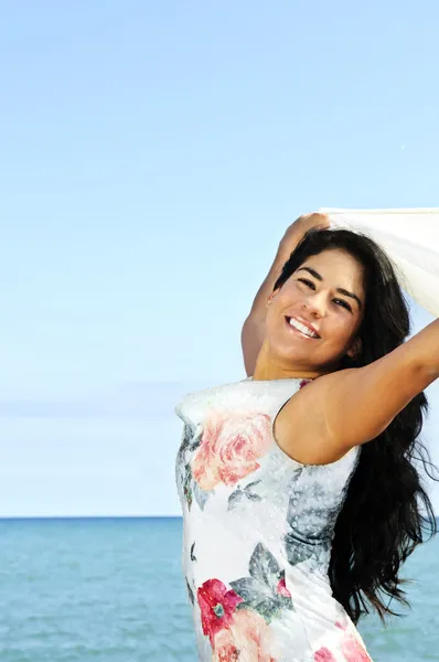 Retrato Una Hermosa Morena Sonriente Playa Con Los Brazos Extendidos — Foto de Stock