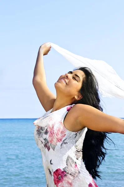 Retrato Hermosa Chica Morena Sonriente Playa Sosteniendo Bufanda Blanca —  Fotos de Stock