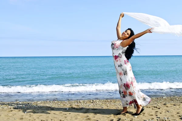 Retrato Hermosa Chica Morena Sonriente Playa Sosteniendo Bufanda Blanca —  Fotos de Stock