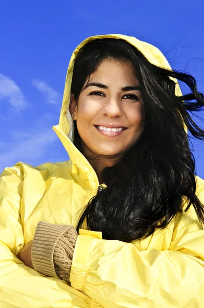 Vacker ung kvinna i regnrock — Stockfoto