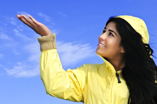 Portret Van Mooi Lachende Meisje Dragen Gele Regenjas Opzoeken Controleren — Stockfoto