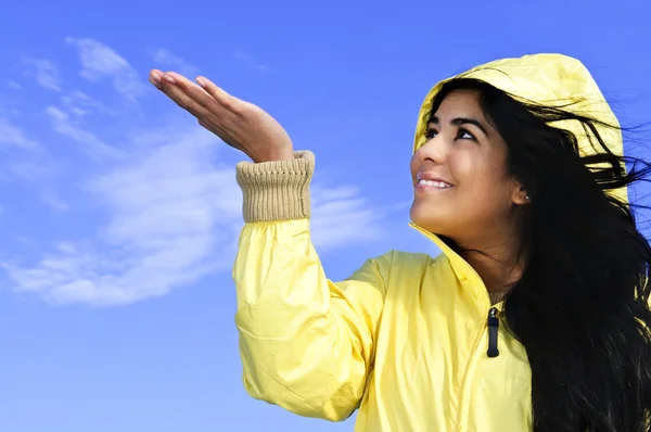 Mooie jonge vrouw in controle voor regen regenjas — Stockfoto