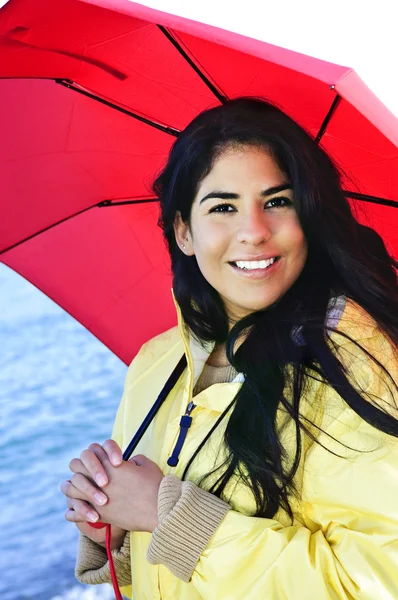 Portrét Krásné Usměvavá Tmavovláska Nosí Žluté Pláštěnce Drží Červený Deštník — Stock fotografie