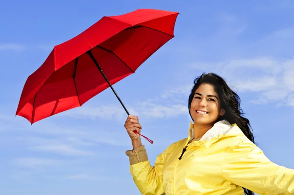 Όμορφη νεαρή γυναίκα σε αδιάβροχο με ομπρέλα — Φωτογραφία Αρχείου