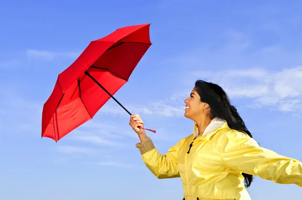 Rüzgarlı Bir Gün Kırmızı Şemsiye Tutan Sarı Yağmurluk Giyen Güzel — Stok fotoğraf