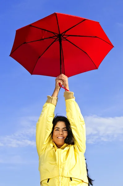 우산과 비옷에 아름 다운 젊은 여자 — 스톡 사진