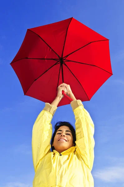 Портрет Красивої Дівчини Жовтому Плащі Тримає Червону Парасольку Вітряний День — стокове фото