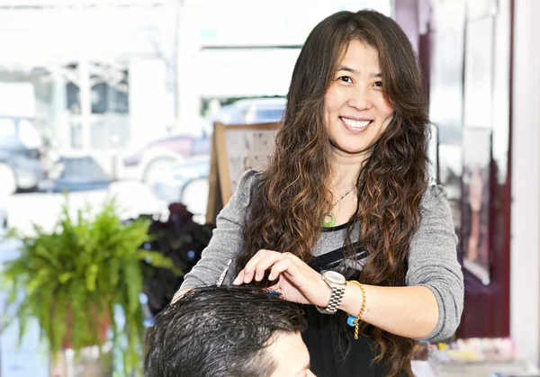 Coiffeur Heureux Couper Les Cheveux Dans Son Salon — Photo