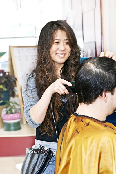 Szczęśliwy Fryzjer Cięcie Włosów Jej Salonie — Zdjęcie stockowe
