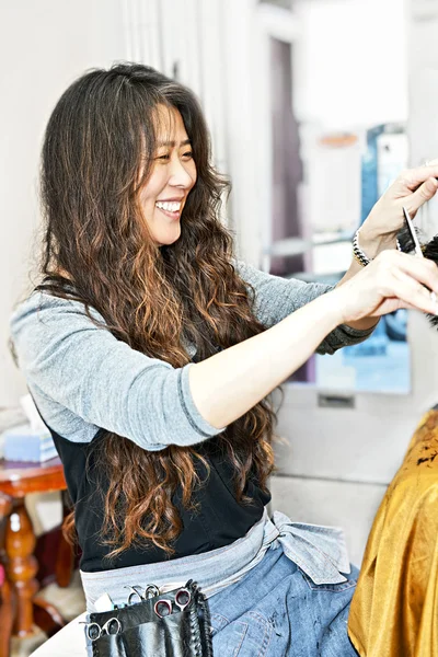 Hairstylist working — Stock Photo, Image