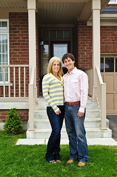 幸福的年轻情侣站在前面的房子 — 图库照片