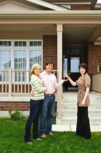 Счастливая Пара Получает Ключи Нового Дома Агента Недвижимости — стоковое фото