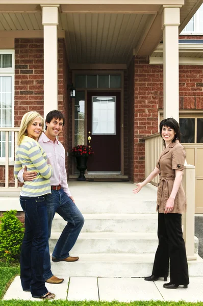 Immobilienmakler Mit Paar Begrüßt Neues Zuhause — Stockfoto
