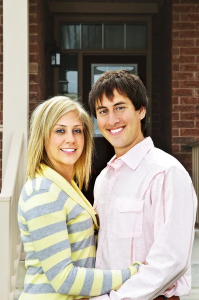 Jonge Gelukkige Paar Verliefd Thuis — Stockfoto