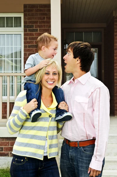 Famiglia felice di fronte a casa — Foto Stock