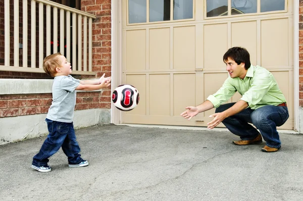 Ojciec i syn grający w piłkę nożną — Zdjęcie stockowe