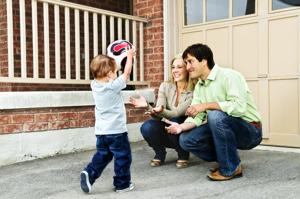 快乐年轻的家庭在车道上玩足球与蹒跚学步 — 图库照片