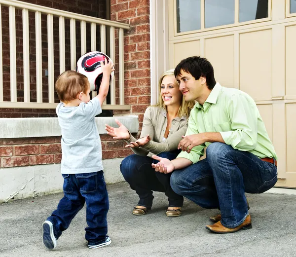 Família brincando com bola de futebol — Fotografia de Stock