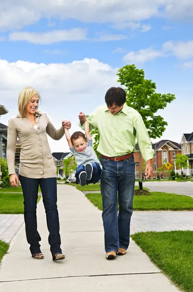 人行道上跟儿子玩的年轻幸福家庭 — 图库照片