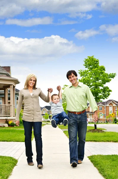 歩道で息子と遊ぶ若い幸せな家族 — ストック写真