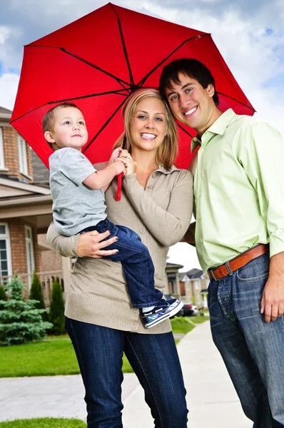 Ευτυχισμένη οικογένεια με ομπρέλα — Φωτογραφία Αρχείου