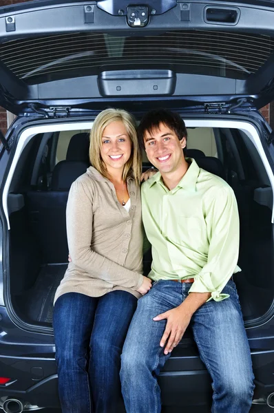 Glückliches Junges Paar Sitzt Hinten Auto — Stockfoto