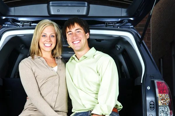 Paar zittend achterin de auto — Stockfoto
