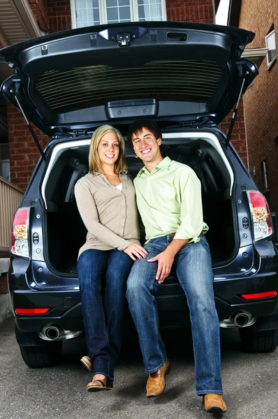 Gelukkige Jonge Paar Zitten Achterkant Van Auto — Stockfoto