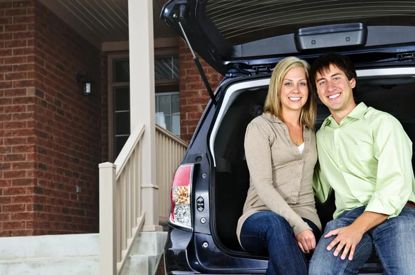 Mutlu Genç Bir Çift Araba Driveway Arkasında Oturan — Stok fotoğraf