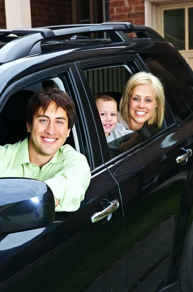 Glückliche Junge Familie Sitzt Schwarzem Auto Und Schaut Aus Dem — Stockfoto