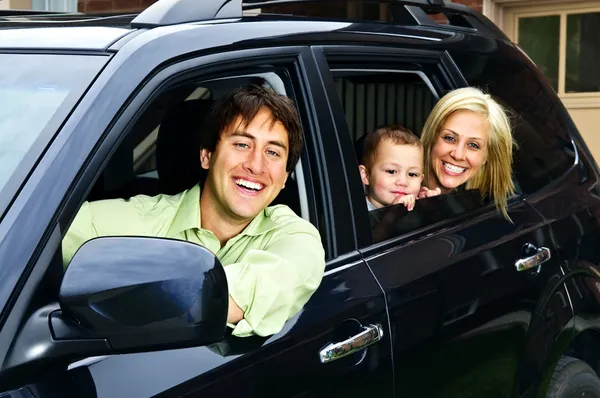 Glückliche Familie im Auto — Stockfoto