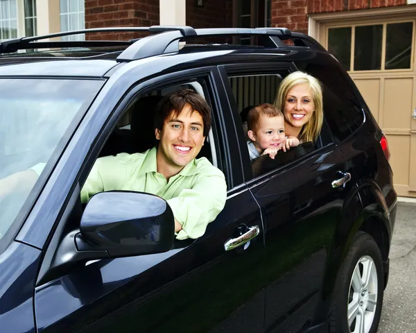 Счастливая Молодая Семья Сидит Черной Машине Смотрит Окна — стоковое фото